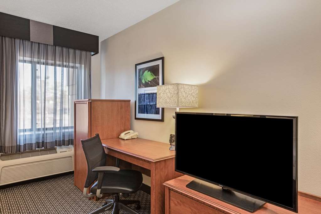 La Quinta Inn & Suites by Wyndham N Little Rock McCain Mall - photo 34