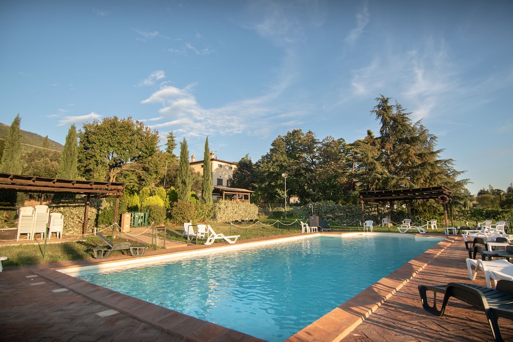 Agriturismo Sasso Rosso — 4-Star Luxury Hotel in Assisi, Italy