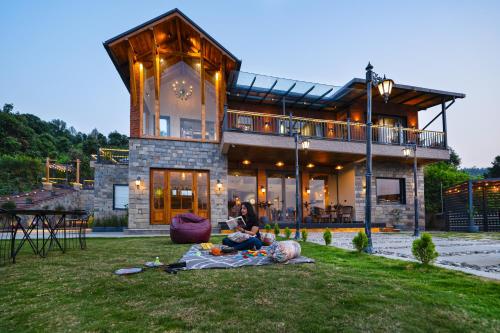SaffronStays Aruunoday 4BR luxury hill villa with games room theatre fireplace bonfire & valley decks — 4-Star Luxury Hotel in Bhim Tal, India