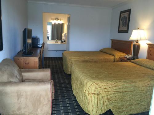 Houston Inn and Suites - photo 21