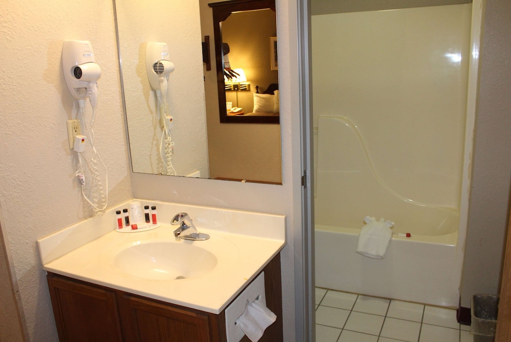 Super 8 by Wyndham Valparaiso - photo 17