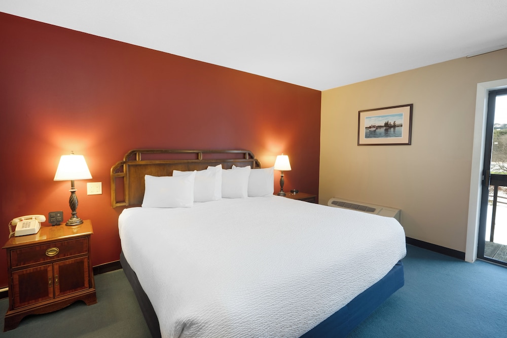 Fireside Inn & Suites Gilford - photo 9