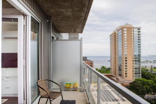 Luxury Studio Apt Near Brady St with Balcony and Lake View — 4-Star Luxury Hotel in Milwaukee, United States
