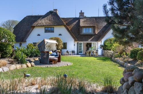Ferienhaus Friesenhof Aenne Haus 3 modern urlauben unter Reet in Keitum Sylt — 4-Star Luxury Hotel in Keitum, Germany