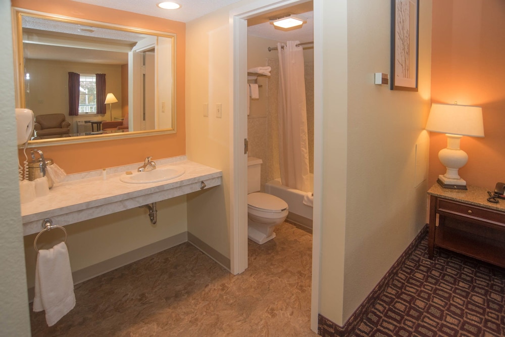 Colonnade Inn - photo 24