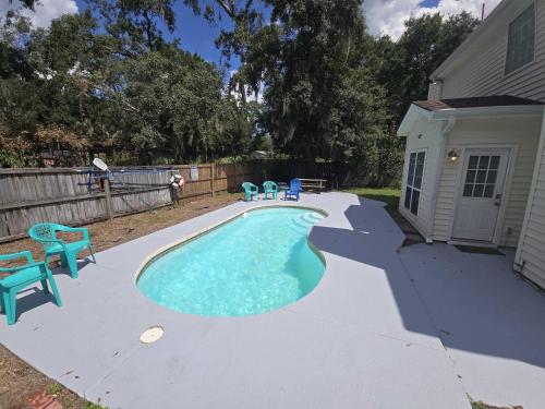 Peaceful Getaway with Pool Near Historic Sites in Savannah, United States
