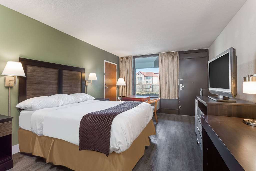 Days Inn & Suites by Wyndham Rocky Mount Golden East - photo 23
