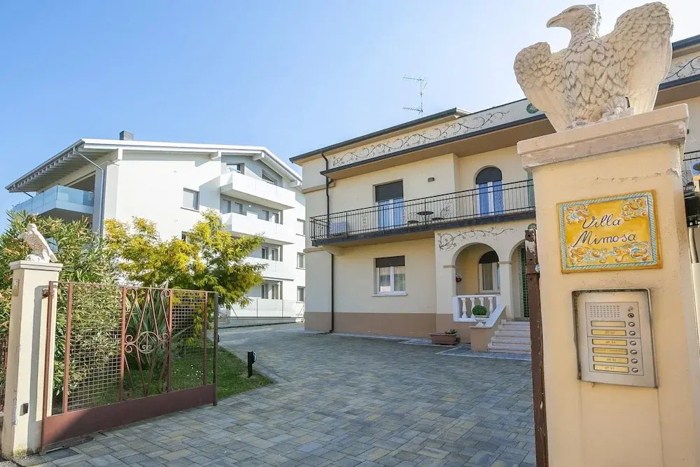 Villa Mimosa Appartamento 5 — 4-Star Luxury Hotel in Desenzano Del Garda, Italy