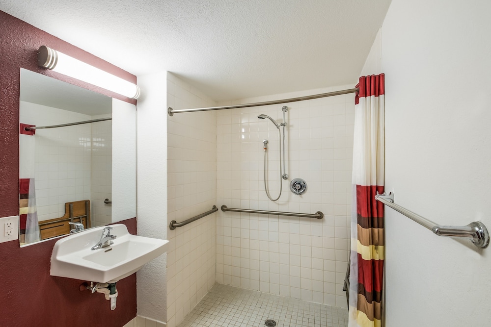 Red Roof Inn Rochester Airport - photo 27