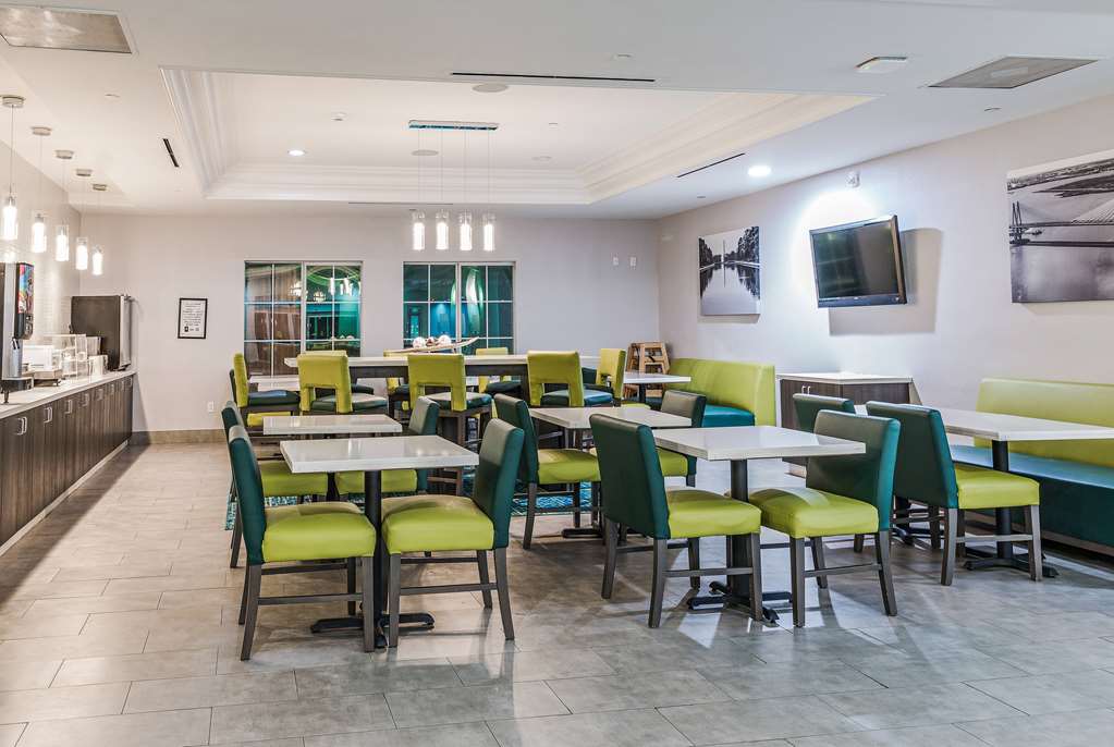La Quinta Inn & Suites by Wyndham Tomball - photo 28