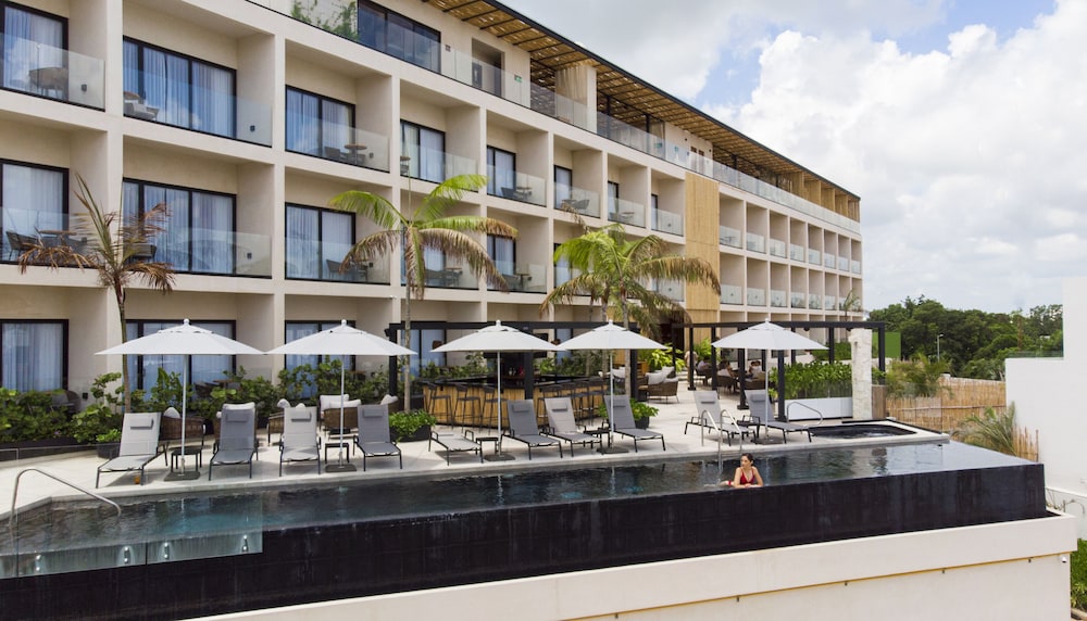 Infinity pool