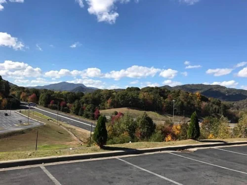 Days Inn by Wyndham Waynesville NC - photo 20