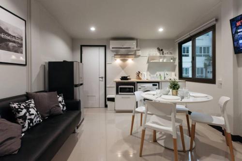 S3 Silom26 S3 Silom central large room full kitchen WIFI — 5-Star Luxury Hotel in Bangkok, Thailand