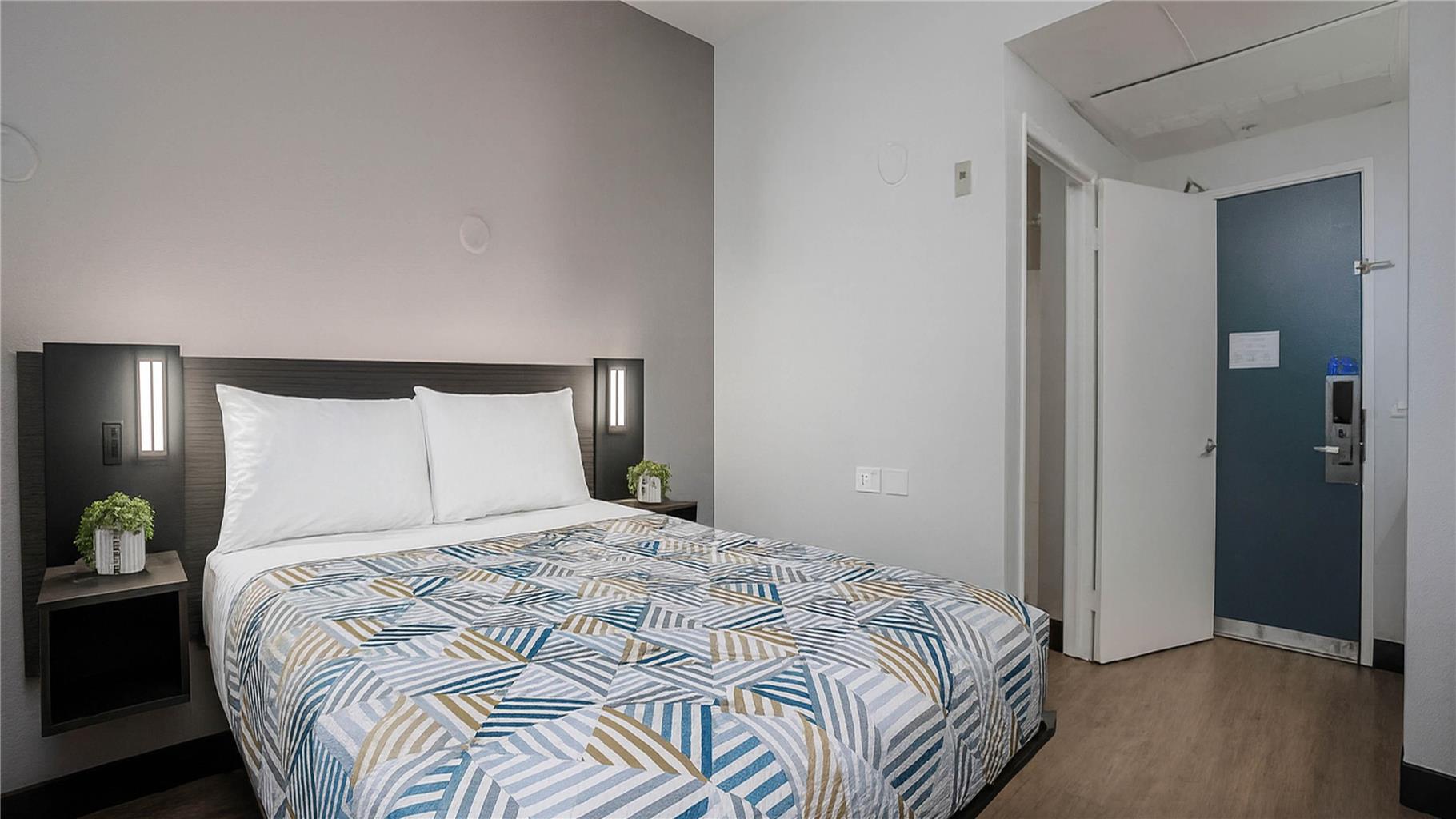 Motel 6 San Diego CA Downtown - photo 22