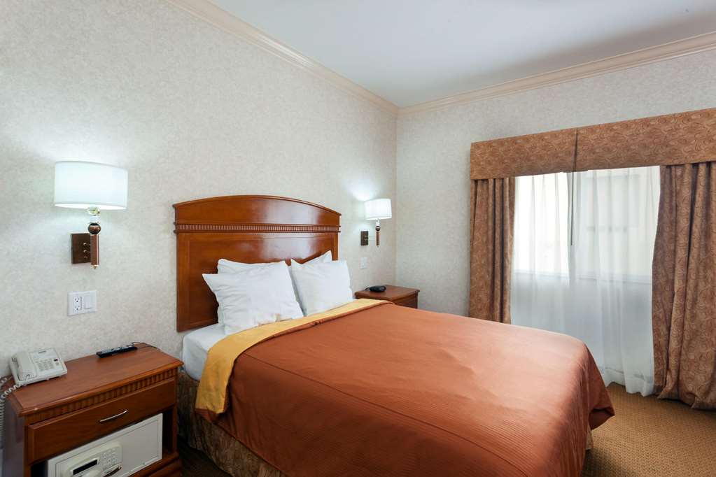 Howard Johnson Hotel & Suites by Wyndham Pico Rivera - photo 11