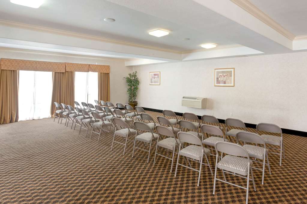 Howard Johnson Hotel & Suites by Wyndham Pico Rivera - photo 15