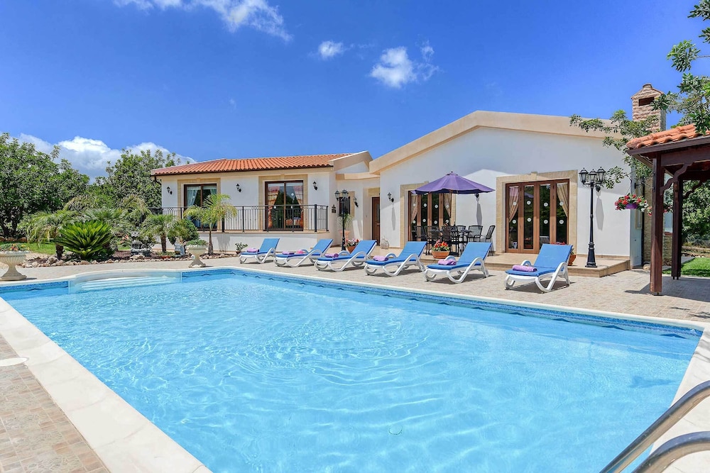 Villa Chariklia
