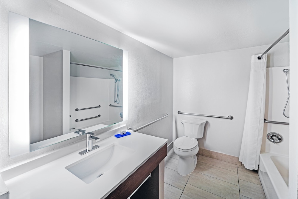 HI Express El Paso Downtown by IHG - photo 15