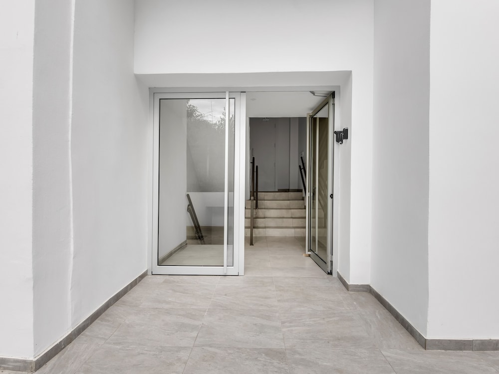 Sanders Crystal Dreamy 3 bdr. Apt. w Balconies