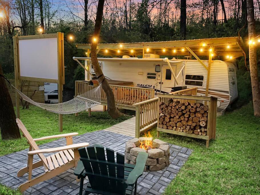 Ramblin Rose Camper Theater Hot Tub Fire Pit — hotel in Jonesville
