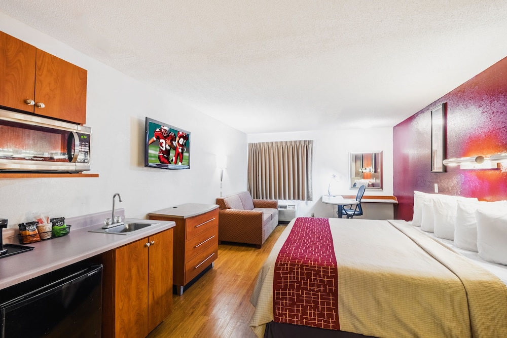 Red Roof Inn & Suites Savannah Gateway - photo 8