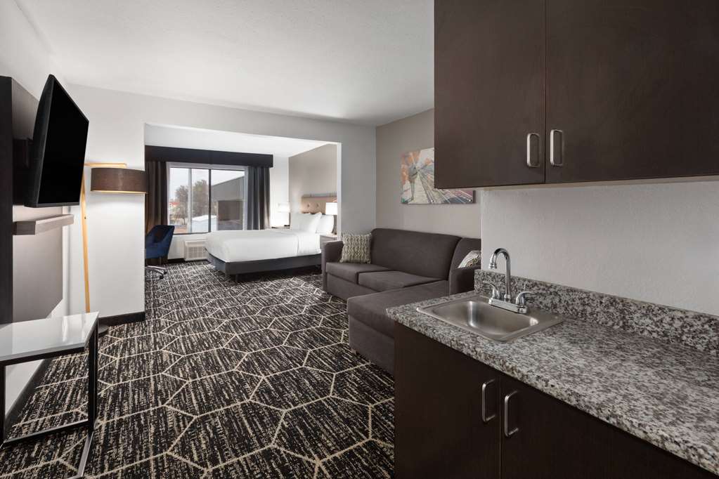 La Quinta Inn & Suites by Wyndham Meridian - photo 29