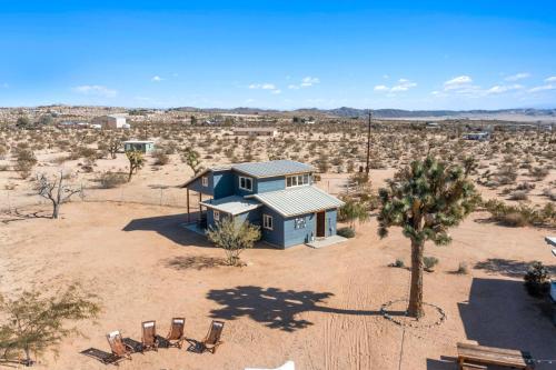 2 Homes Hot Tub Firepit BBQ Games by MariamsBnb — 4-Star Luxury Hotel in Joshua Tree, United States