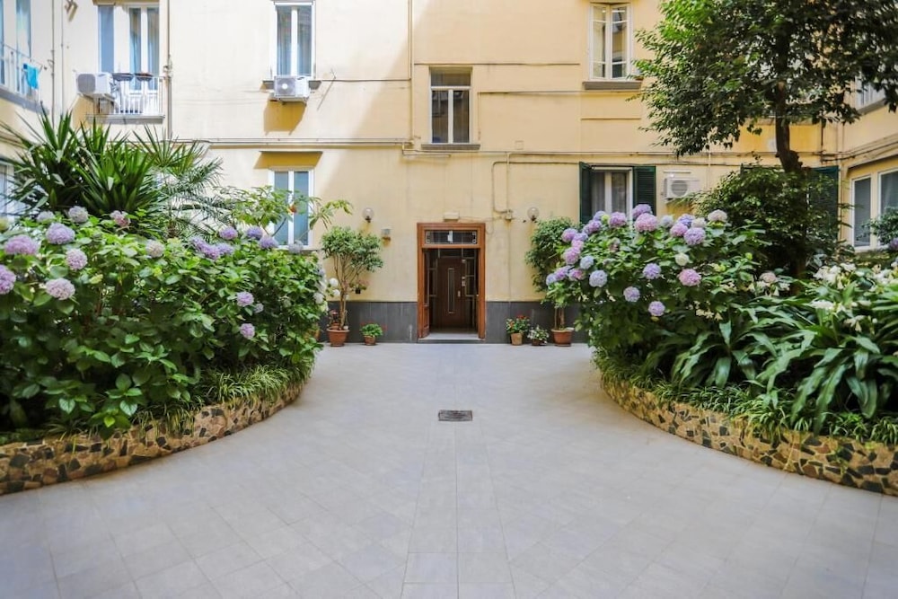 Conte Relais Suite — 4-Star Luxury Hotel in Naples, Italy