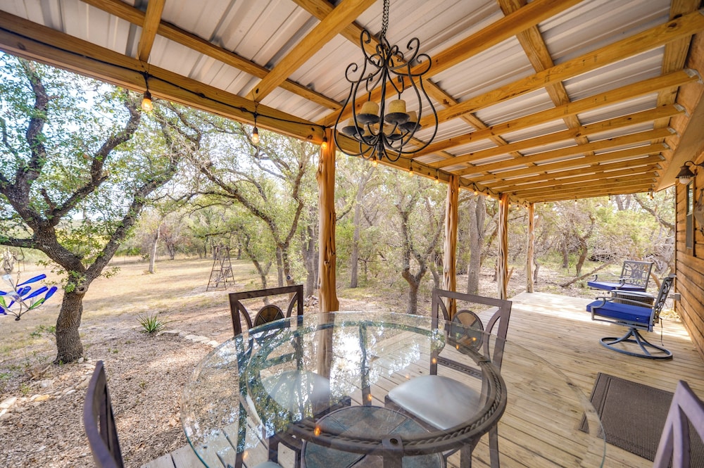 11 Mi to LBJ State Park Couples Cabin Retreat in Johnson, United States