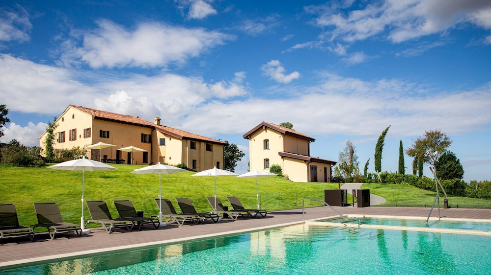 Santa Maria Maddalena 10 Emma Villas — 4-Star Luxury Hotel in Castel San Pietro Terme, Italy