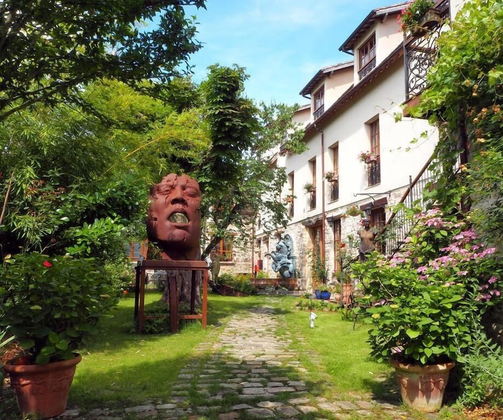 Besharat Gallery & Museum — hotel in Barbizon
