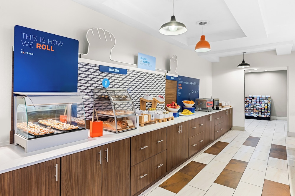 Holiday Inn Express and Suites Savannah Midtown by IHG - photo 28