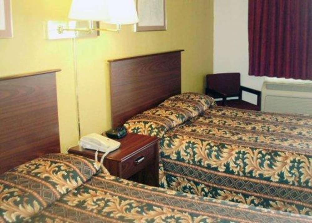 Rodeway Inn Goddard - photo 9