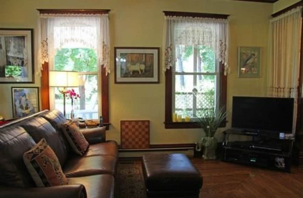 J. Paule's Fenn Inn - photo 6