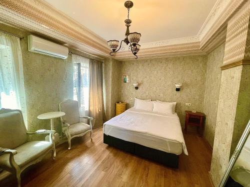 34 Silver Rooms