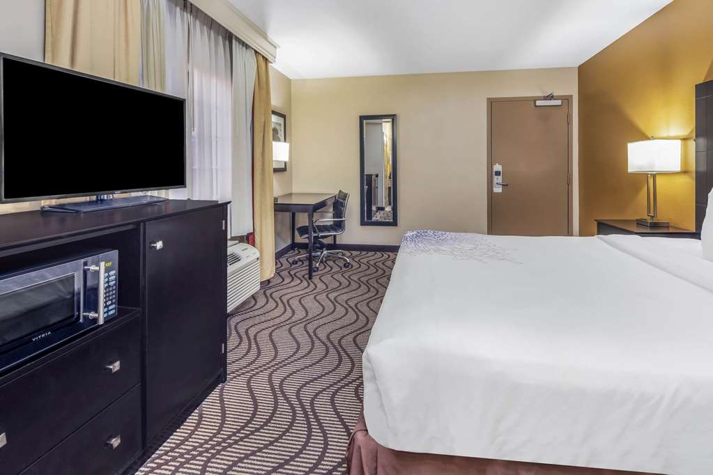 La Quinta Inn & Suites by Wyndham Carlsbad Legoland Area - photo 10