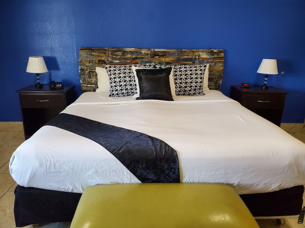 Pinecrest Inn & Suites - photo 10
