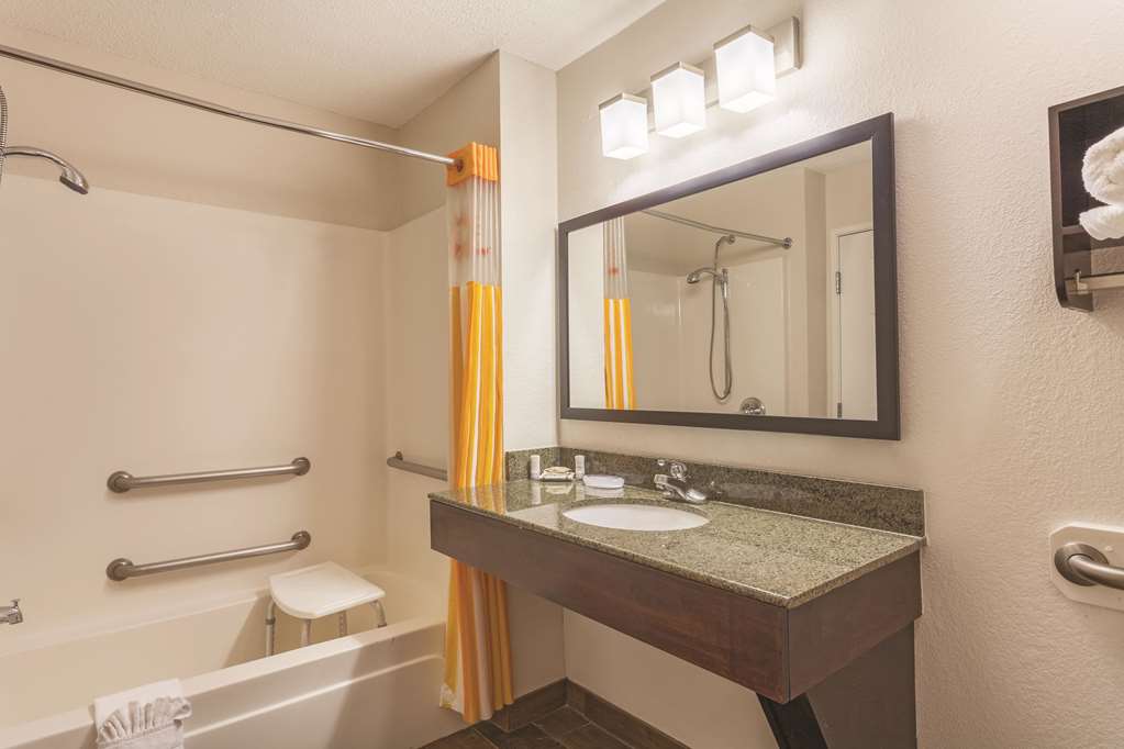 La Quinta Inn & Suites by Wyndham Elizabethtown - photo 16