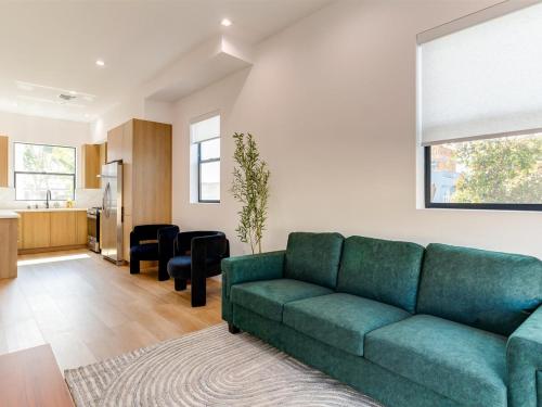 Modern Luxe Retreat 3 Bedroom #3 — 4-Star Luxury Hotel in Los Angeles, United States