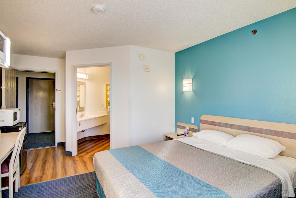 Econo Lodge Menomonie - photo 40