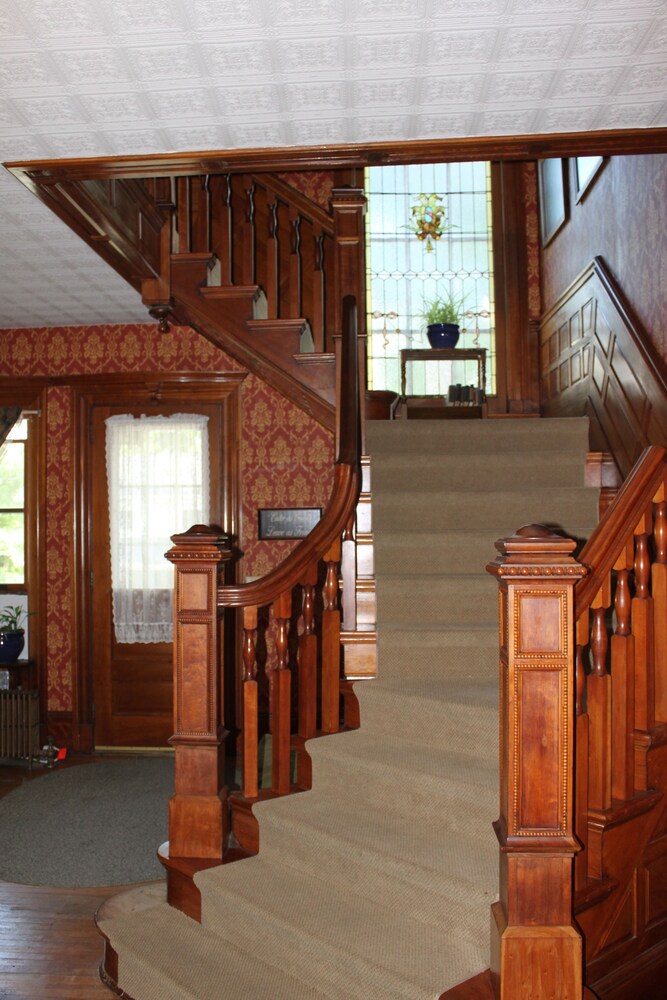Victorian Charm Inn - photo 3