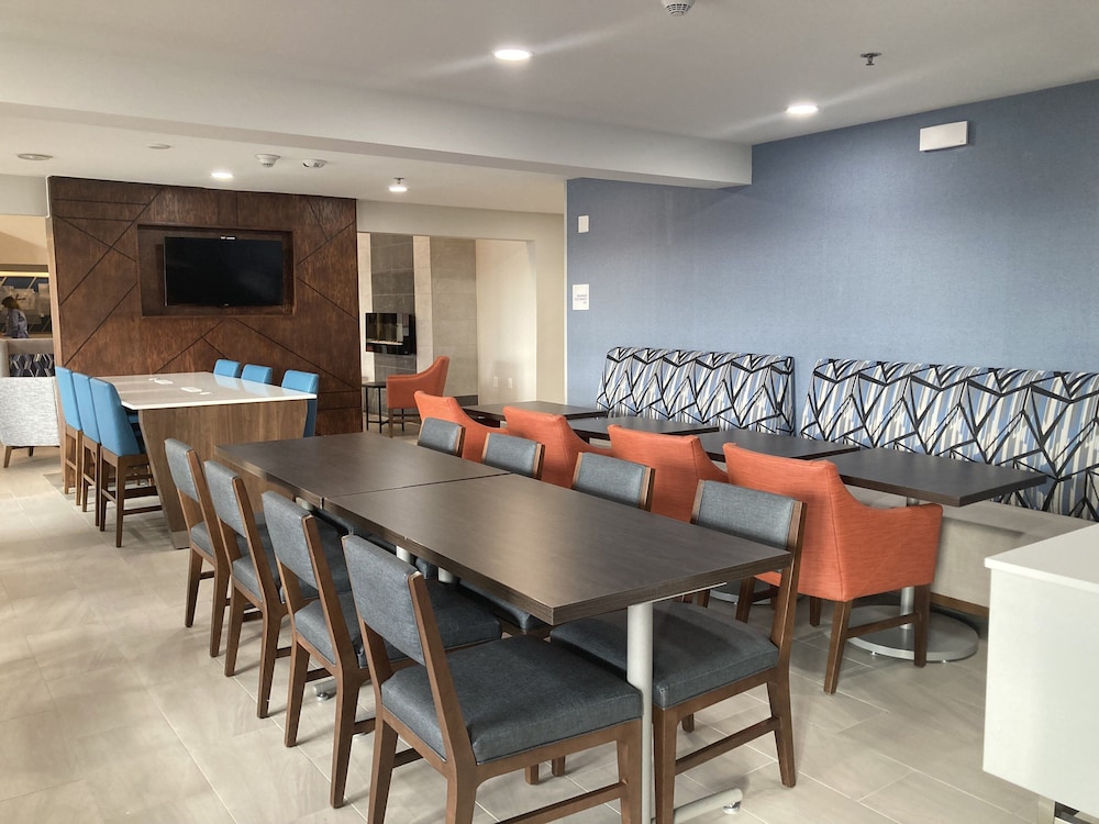 Holiday Inn Express & Suites Port Washington by IHG - photo 49
