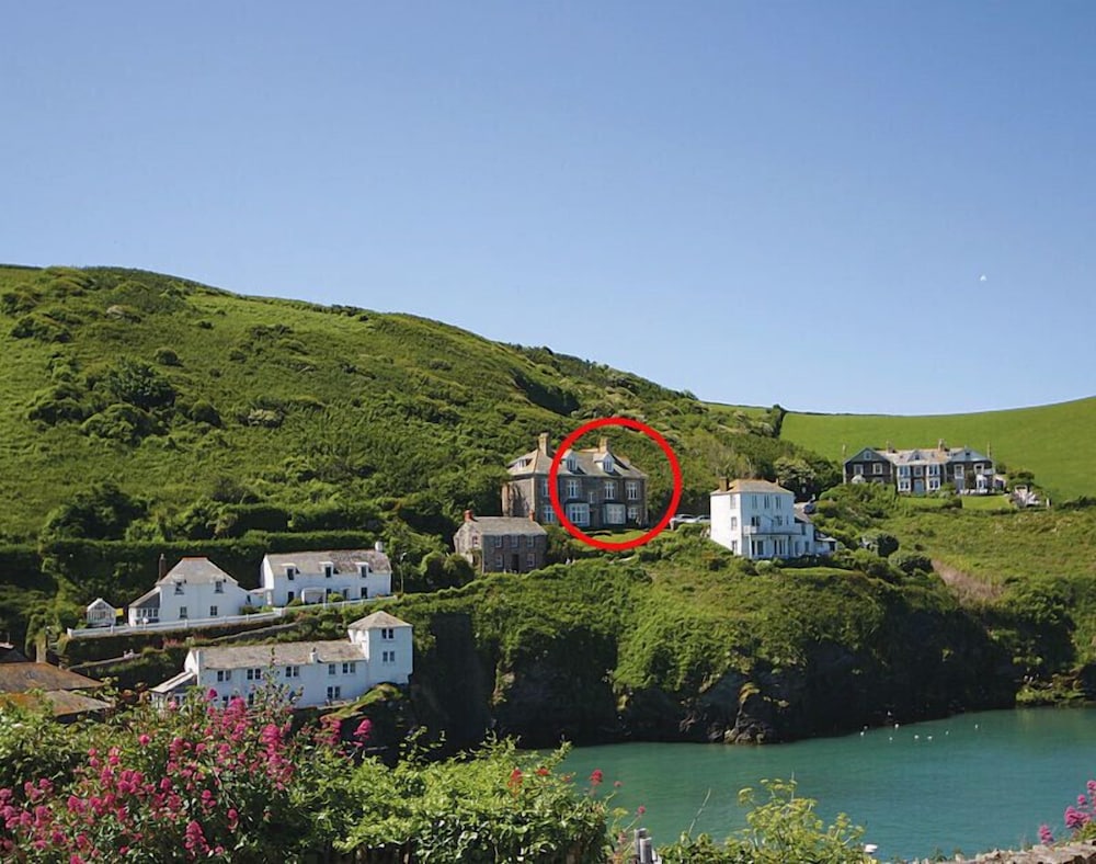 Folly 2 - carbon neutral hotel in Unknown City