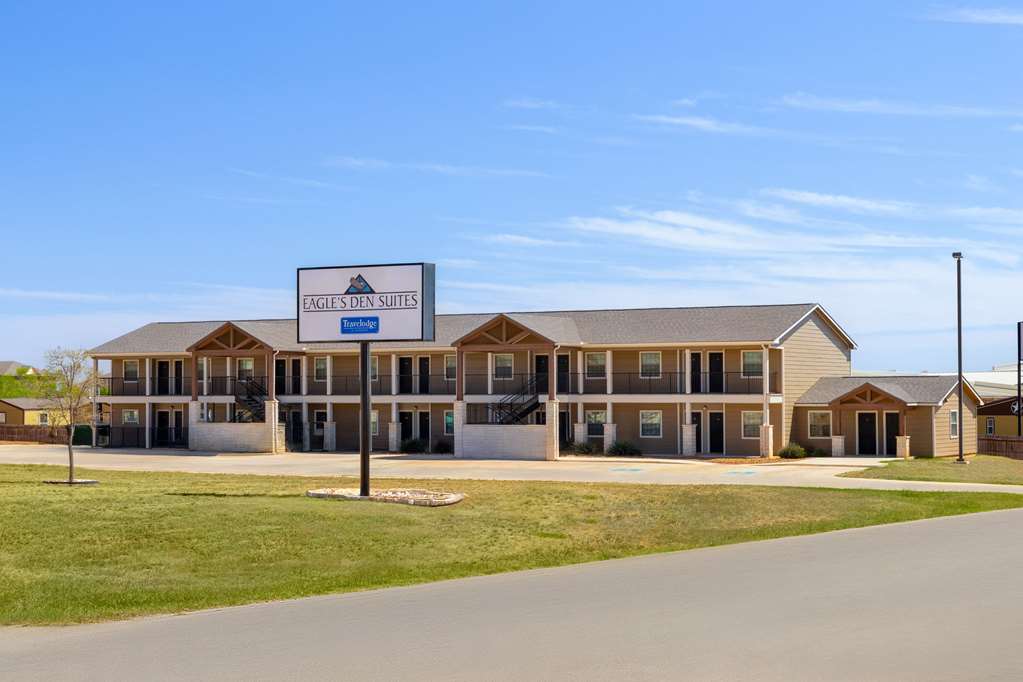 Eagle's Den Suites Cotulla a Travelodge by Wyndham - photo 3