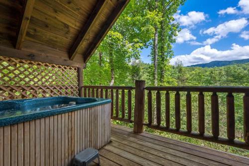 Private Studio Log Cabin Hot Tub Fireplace Relax — 4-Star Luxury Hotel in Sevierville, United States
