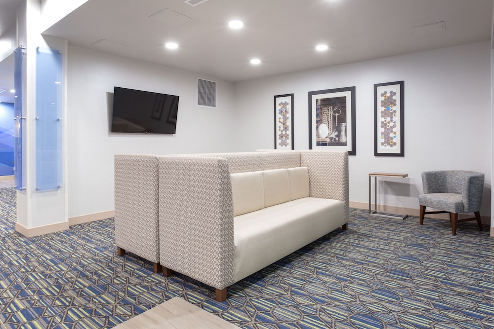 Holiday Inn Express and Suites Lincoln I 80 by IHG - photo 41