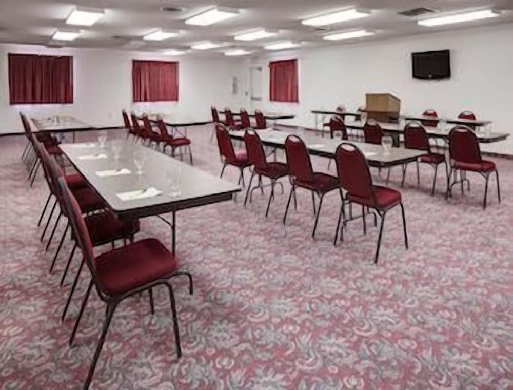 Super 8 by Wyndham Manhattan KS - photo 24