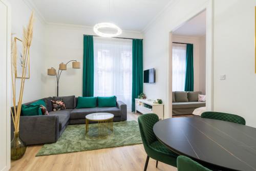 Rose modern central quiet Heroes' Square — 4-Star Luxury Hotel in Budapest, Hungary