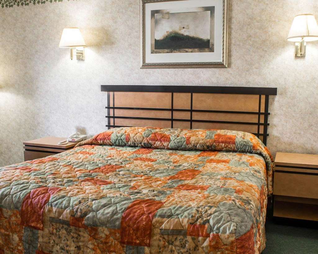 Econo Lodge Inn & Suites Colonie Center Mall - photo 9