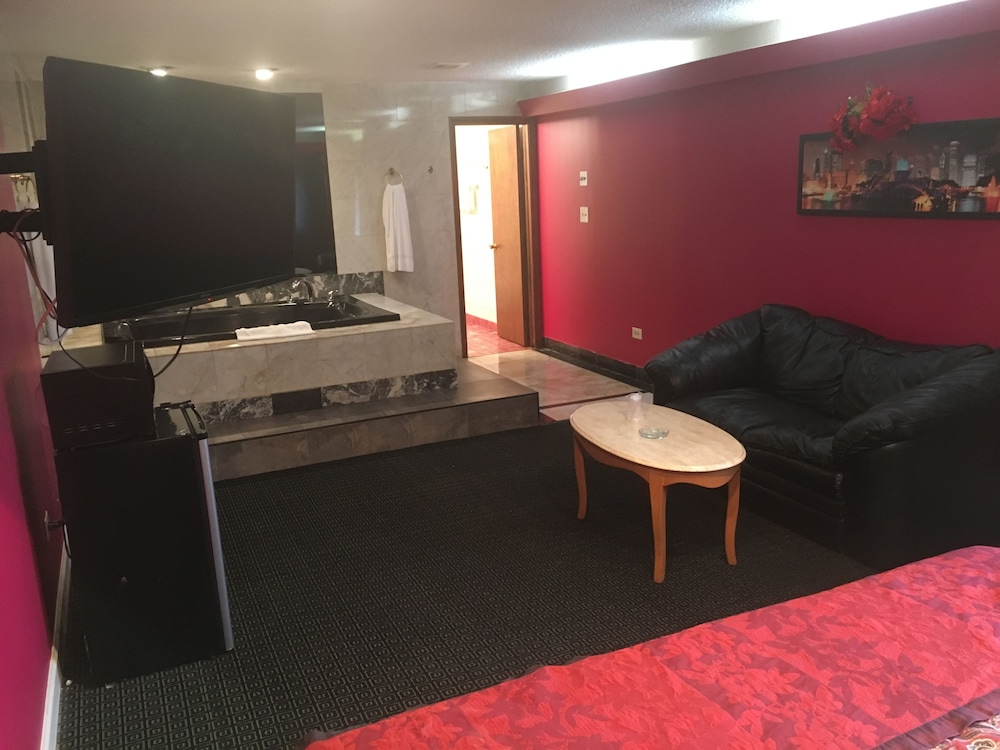Midway Inn & Suites - photo 6